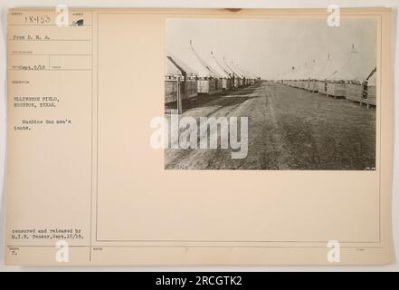 Soldaten, die sich um ihre Waffen und Ausrüstung in den Männerzelten von Maschinengewehren in Ellington Field, Houston, Texas während des 1. Weltkriegs kümmerten 5. September 1918. Dieses Foto wurde zensiert und am 16. September 1918 vom Military Intelligence Bureau (M.I.B.) veröffentlicht. Stockfoto