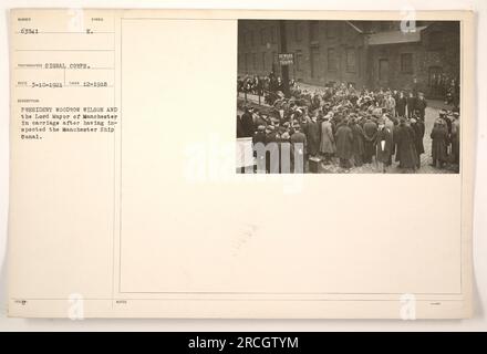 Präsident Woodrow Wilson und der Oberbürgermeister von Manchester inspizieren den Schiffskanal von Manchester. Das Foto wurde am 1918. Dezember vom Signalkorps aufgenommen. Das Bild zeigt den Präsidenten und den Oberbürgermeister in einer Kutsche nach Abschluss der Inspektion. Weitere Hinweise beziehen sich auf Züge, die Details sind jedoch nicht in der Abbildung dargestellt. Stockfoto