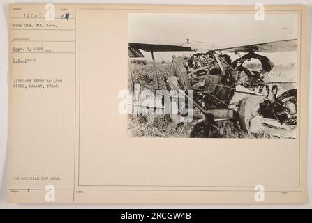 Ein Foto eines Flugzeugunglücks im Love Field in Dallas, Texas. Das Bild wurde am 3. September 1918 nachmittags aufgenommen. Sie ist nur für den offiziellen Gebrauch gekennzeichnet. Stockfoto