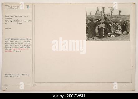 Sgt. Paul W. Cloud ist auf diesem Foto zu sehen, das am 14. September 1918 in Fliry, Meurthe et Moselle, Frankreich, aufgenommen wurde. Das Bild zeigt den Moment, in dem vertriebene Zivilisten, die in Essey gefangen gehalten wurden, gefüttert werden, wenn sie in Fliry ankommen, die dem St. folgen Mihiel-Antrieb. Das Foto wurde genehmigt und mit den angegebenen Hinweisen ausgegeben. Stockfoto