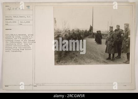 Brigadegeneral W.R. Smedburg, in Begleitung seiner Helfer Lieutenants P.D. Sanford und W.R. Hargue, inspiziert die Truppen seines Kommandos, die 63. Brigade der 32. Division. Die Inspektion findet in Echternach-Bruck statt, unmittelbar nachdem die Truppen von der internationalen Brücke zwischen Echternach, Luxemburg, in die Stadt eingedrungen sind. Stockfoto