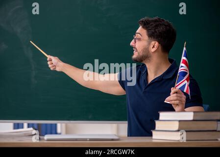 Englischlehrer vor dem Green Board Stockfoto