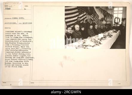 Präsident Wilson feiert Weihnachten mit amerikanischen Truppen in Montigny le ROI, Frankreich. Von links nach rechts: Konteradmiral Cary T. Grayson, Major General McAndrew, Mrs. Woodrow Wilson, General John J. Pershing, Präsident Woodrow Wilson, Major General Harry Hale, französischer Botschafter Jusserand, Lieutenant General Hunter Liggett, Madame Jusserand, Major General Summerall, Miss Edith Benham und General Leorat von der französischen Armee. Dieses Foto wurde am 26. Dezember 1918 aufgenommen und von Präsident Wilsons Büro herausgegeben. Stockfoto