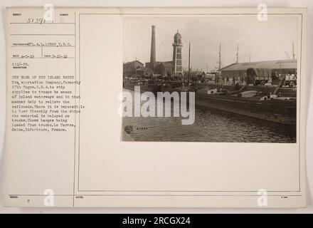 Lastkähne werden von der Inland Water Transportation Co. (Ehemals 57. Engineers, USA) in Le Havre, Frankreich, aus LKWs verladen. Ziel des Unternehmens ist es, Truppen über Binnenwasserstraßen zu beliefern, um den Druck auf die Eisenbahn zu verringern. Wenn eine direkte Verladung von Schiffen nicht möglich ist, werden Materialien für den Transport auf LKW umgeladen. Foto aufgenommen am 10. Februar 1919. Stockfoto