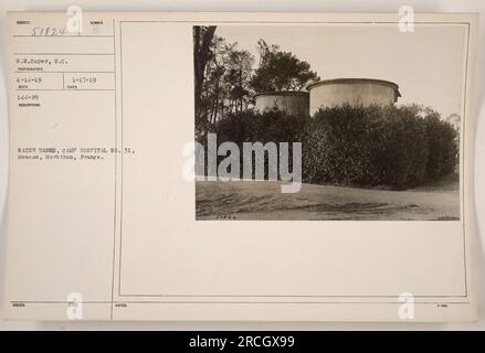 Ein Foto der Wassertanks im Camp Hospital Nr. 31 in Mencon, Morbihan, Frankreich. Das Foto wurde von W.W. gemacht Soper, S.C. am 14. April 1919. Die Beschreibung besagt, dass die Wassertanks für die Wasserversorgung im Krankenhaus verwendet werden. Stockfoto