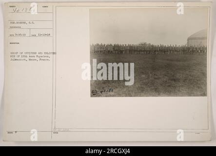 Offiziersgruppe und Soldaten der 12. Aero-Staffel versammelten sich am 12. November 1918 in Julvecourt, Mause, Frankreich. Dieses Foto wurde von Sergeant S.C. aufgenommen Monsen zeigt das Personal, das während des 1. Weltkriegs an amerikanischen Militäraktionen beteiligt war Stockfoto