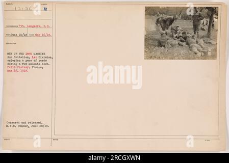 Soldaten des 18. Maschinengewehrbataillons, 1. Division, machen eine Pause und spielen Karten in Petit Freissy, Frankreich. Foto von Gefreiter Longaere am 16. Mai 1918. Dieses Foto wurde zensiert und am 28. Juni 1918 vom M.I.B Censor veröffentlicht. Stockfoto