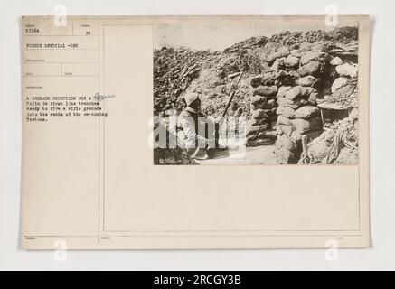 Ein französischer Beamter fotografiert einen deutschen Poilu in den Schützengräben der ersten Linie, der eine Gewehrgranate auf feindliche Soldaten abfeuern will. Das Bild zeigt die Intensität des Krieges und den Einsatz fortschrittlicher Waffen auf beiden Seiten. Notieren Sie das ausgegebene Symbol für eine Granate in der Beschreibung des Fotos. Stockfoto