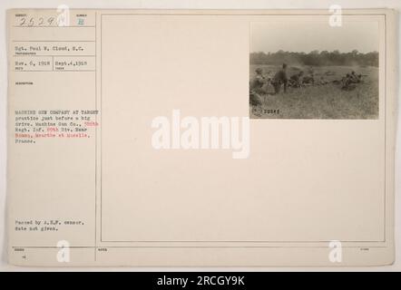 Sergeant Paul W. Cloud von der Machine Gun Company im 356. Regiment, 89. Division, wird hier gesehen, wie er mit seinem Maschinengewehr trainiert, kurz vor einer großen Offensive. Das Foto wurde am 4. September 1918 in der Nähe von Boucq, Meurthe et Moselle, Frankreich, aufgenommen. Hinweis: Das Bild hat die Zensur der American Expeditionary Forces (A.E.F) bestanden, aber es wird kein bestimmtes Datum angegeben. Stockfoto