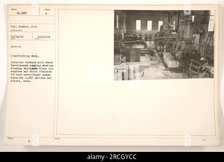 Innenraum der Harwood Mill Water Development Pumpstation während des Baus. Die Station verfügt über Fairbanks-Rohölmotoren und Alice Chalmers 10-Zoll-Zentrifugalpumpen. Jede Pumpe hat eine Kapazität von 2.400 Gallonen pro Minute. Dieses Foto wurde von Sergeant Bonner am 18. Oktober 1919 aufgenommen und zeigt den Fortschritt des Bauprojekts. Stockfoto