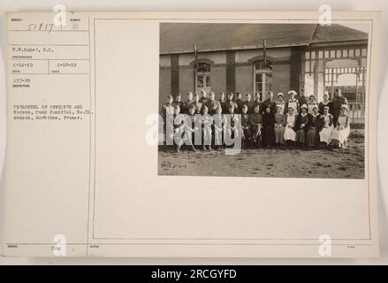 Personal von Offizieren und Krankenschwestern im Camp Hospital, Nr. 31, in Mencon, Morbihan, Frankreich. Das Foto, aufgenommen von W.W. Soper, wurde am 4-14-19 empfangen und ist als Foto Nummer 137-F9 gekennzeichnet. Das Foto wurde am 1-16-19 herausgegeben und fällt unter die Kategorie des Personals des Lagerkrankenhauses. Diese Informationen werden in den DMC-Hinweisen als 0857817 aufgezeichnet. Stockfoto