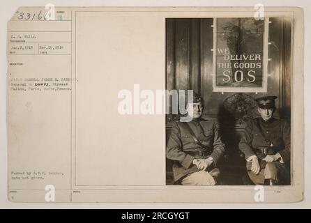 "Major General James G. Harbord und General Dawes vor dem Elysées-Palast in Paris, Frankreich. Das Foto wurde von dem Fotografen C.H. aufgenommen Weiß am 29. November 1918. Dieses Bild wurde vom A.E.F.-Zensor geprüft und genehmigt. Die Szene zeigt die Präsenz des amerikanischen Militärs in Europa während des Ersten Weltkriegs." Stockfoto