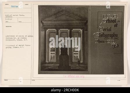 Dieses Bild zeigt eine Aktivität an der School of Aerial Photography an der Cornell University in Ithaca, New York während des 1. Weltkriegs Die spezifischen Details der Aktivität, wie Datum und Betreff, werden nicht angegeben. Das Bild wurde am 26. März 1919 von einem Fotografen aufgenommen und von der US School of Aerial Photography herausgegeben. Das Bild zeigt eine Gruppe von Personen, die an einer Luftfotografie-Schulung teilnehmen. Stockfoto