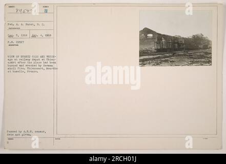 Bildunterschrift: 'Foto mit den Folgen eines deutschen Granatanschlags auf das Eisenbahndepot in Thiaucourt, Meurthe et Moselle, Frankreich während des 1. Weltkriegs Das Bild zeigt verbrannte Autos und weitverbreitete Wrackteile. Dieses Bild wurde vom A.E.F.-Zensor genehmigt, aber das genaue Datum ist unbekannt." Stockfoto