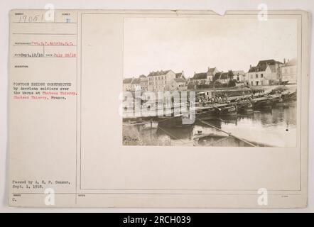 Amerikanische Soldaten bauten während des Ersten Weltkriegs eine Pontonbrücke über die Marne im Chateau Thierry, Frankreich. Foto aufgenommen am 28. Juli 1918 von Pvt. R.P. Antrim, 8. C. Es wurde vom A. E. P. Censor am 1. September 1918 genehmigt. Dieses Bild ist in der Sammlung als 19051 gekennzeichnet. Stockfoto