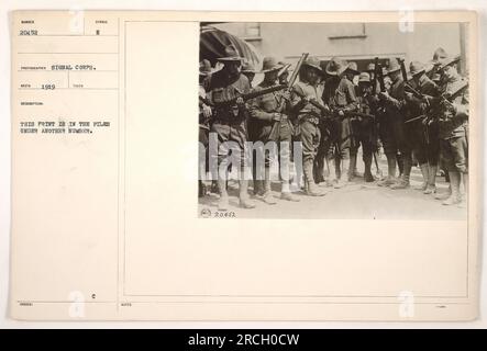 Amerikanische Soldaten nehmen während des Ersten Weltkriegs an einer militärischen Übung Teil, wie auf diesem Foto zu sehen ist. Die Soldaten marschieren in Uniform und Helm in Formation mit Gewehren bereit. Das Bild wurde 1919 vom Signalkorps aufgenommen und ist mit Nummer 20452 beschriftet. Stockfoto
