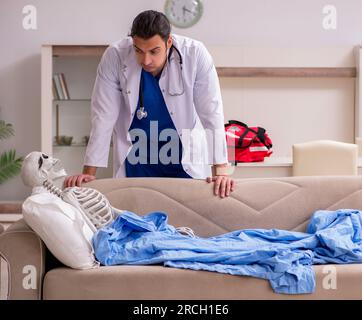 Männlicher Sanitäter, der Skelettpatient besucht Stockfoto