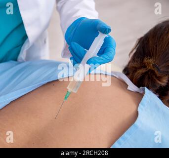 Junger verletzter Mann, der einen weiblichen Arzt aufsucht, Chiropraktiker Stockfoto