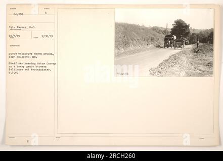 Ein Dienstwagen der Motor Transport Corps School in Camp Holabird, Maryland, fährt an einem Motorkonvoi auf einer steilen Steigung zwischen Baltimore und Westminster vorbei. Dieses Foto wurde am 30. September 1919 von Sergeant Warner, S.C. mit dem M.T.C. aufgenommen Das Auto wird als M.T.C. identifiziert ANMERKUNGEN 964259. Stockfoto