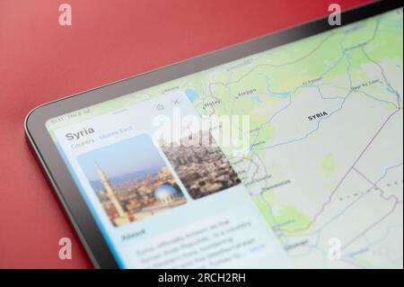 New York, USA - 6. Juli 2023: Kontur der syrischen Landratte auf der Apfelkarte iPad-Nahansicht Stockfoto