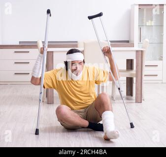 Der junge Mann nach Unfall zu Hause wiederherstellen Stockfoto