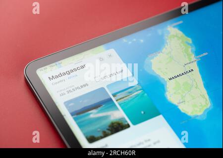 New York, USA - 6. Juli 2023: Madagaskar auf Online-Apfelkarten auf dem Bildschirm des ipad Tablet Nahaufnahme Stockfoto