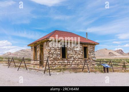 Das alte Felsenhaus in der Geisterstadt Rhyolite soll entweder ein Bergarbeiterhaus, ein Bordell oder ein Büro für die nahe gelegenen zwei Eisenbahnlinien sein. Stockfoto