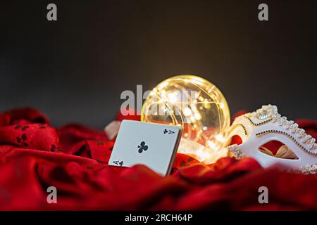 Occulture Konzept, Kerzenbeleuchtung, Wahrsagerei und Kristallkugel. Magic Arts Stockfoto