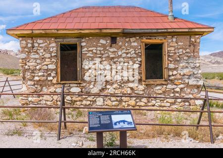 Das alte Felsenhaus in der Geisterstadt Rhyolite soll entweder ein Bergarbeiterhaus, ein Bordell oder ein Büro für die nahe gelegenen zwei Eisenbahnlinien sein. Stockfoto