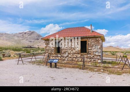 Das alte Felsenhaus in der Geisterstadt Rhyolite soll entweder ein Bergarbeiterhaus, ein Bordell oder ein Büro für die nahe gelegenen zwei Eisenbahnlinien sein. Stockfoto