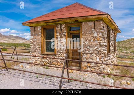 Das alte Felsenhaus in der Geisterstadt Rhyolite soll entweder ein Bergarbeiterhaus, ein Bordell oder ein Büro für die nahe gelegenen zwei Eisenbahnlinien sein. Stockfoto