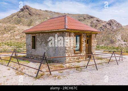 Das alte Felsenhaus in der Geisterstadt Rhyolite soll entweder ein Bergarbeiterhaus, ein Bordell oder ein Büro für die nahe gelegenen zwei Eisenbahnlinien sein. Stockfoto