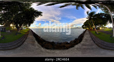 360 Grad Panorama Ansicht von Die Ufermauer, die Apia, die Hauptstadt von Samoa, schützt, ist ein beeindruckendes Bauwerk und bietet einen malerischen Spaziergang am Ufer. Achten Sie auf Kokosnüsse von oben.