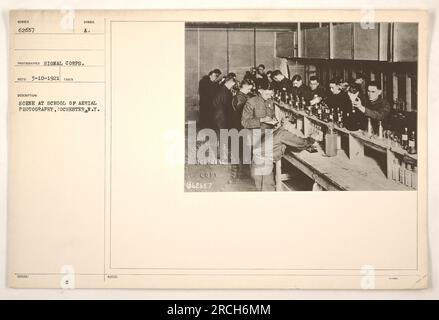 Studenten an der School of Aerial Photography in Rochester, New York. Das Foto wurde von einem Fotografen des Signalkorps während des Ersten Weltkriegs aufgenommen. Das Bild zeigt eine Szene aus der Schule, in der die Schüler an ihren Aktivitäten beteiligt sind. Dieses Foto ist ein offizielles Exemplar mit der Nummer 62657, das am 10. März 1921 eingegangen ist. Stockfoto