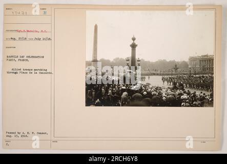 Alliierte Truppen marschieren durch den Place de la Concorde während der Feierlichkeiten zum Bastille-Tag in Paris, Frankreich. Dieses Foto wurde am 14. Juli 1918 aufgenommen und am 13. August 1918 vom Zensor der Alliierten Expeditionstruppe (A.E.F.) herausgegeben. Der Fotograf war Sergeant S. Warolin. Stockfoto