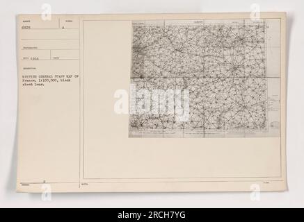 Britischer Generalstabsplan von Frankreich, aufgenommen 1918. Die Karte hat einen Maßstab von 1:100.000 und scheint leer zu sein. Das Foto zeigt eine Nahaufnahme der Karte mit einer Linse und enthält Symbolnotizen, einschließlich des Codes 06505 und der Position von Inimes 11. Stockfoto