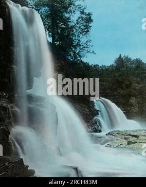 Die Fälle der Clyde, Bonnington Linn. „The Lowlands of Scotland“ - Pub. Von George Washington Wilson (G.W.) - Handbemalte Laterne aus Glas Stockfoto
