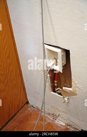 Reparatur von Wandschäden aufgrund eines Wasserlecks Stockfoto