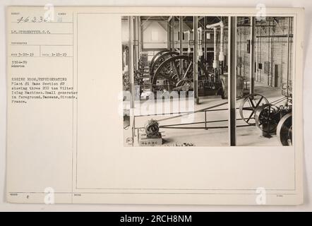 „Ein Blick auf den Maschinenraum der Kühlanlage Nr. 1 im Basisabschnitt 2 in Bassens, Gironde, Frankreich. Das Foto, das am 15. Januar 1919 von LT. Strohmeyer aufgenommen wurde, zeigt drei 200-Tonnen-Vilter-Gießmaschinen zusammen mit einem kleinen Generator im Vordergrund. Bildnummer: 3384-119." Stockfoto