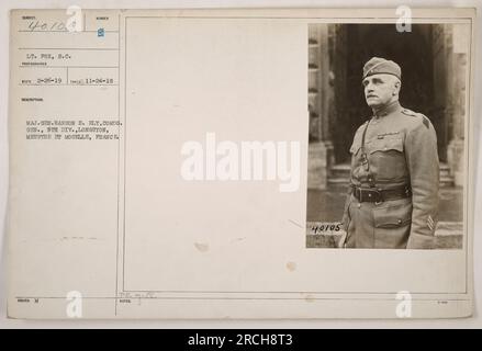 Lieutenant Fox, S.C., der Fotograf, der dieses Bild aufgenommen hat, ist neben Major General Hanson E. Ely, dem kommandierenden General der 5. Division, abgebildet. Das Foto wurde in Longuyon, Meurthe et Moselle, Frankreich, aufgenommen. Stockfoto