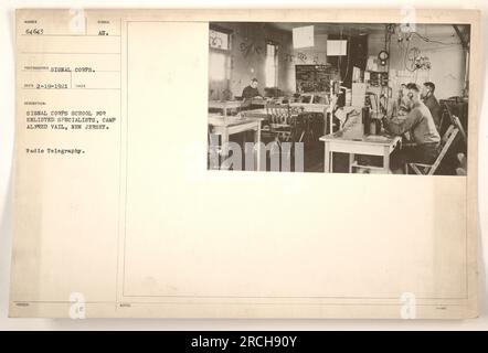 Soldaten an der Signal Corps School für Spezialisten in Camp Alfred Vail, New Jersey, üben im Ersten Weltkrieg Radiotelegraphie. Sie verbessern ihre Fähigkeiten in der Kommunikation und militärischen Signaltechniken. Dieses Foto, Nummer 64643, wurde am 19. Februar 1921 von einem Fotografen des Signalkorps aufgenommen. Stockfoto