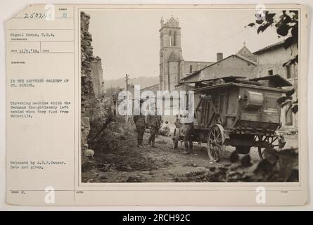 Eine verlassene Dreschmaschine, gefunden im gefangenen Salient von St. Mihiel im Ersten Weltkrieg Das Foto wurde vom Signalkorps der USA aufgenommen Es zeigt eine Maschine, die die Deutschen hastig zurückließen, als sie sich aus Woinville zurückzogen. Das Datum des Fotos ist unbekannt. Stockfoto