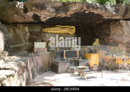 Auf der linken Seite befindet sich kein Ketumala, etwa 2 m lang und 50 cm lang. Breit. Das Hotel befindet sich am Wat Phuttha Nimit oder Wat Phu Khao. Stockfoto