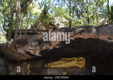 Auf der linken Seite befindet sich kein Ketumala, etwa 2 m lang und 50 cm lang. Breit. Das Hotel befindet sich am Wat Phuttha Nimit oder Wat Phu Khao. Stockfoto