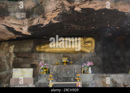 Auf der linken Seite befindet sich kein Ketumala, etwa 2 m lang und 50 cm lang. Breit. Das Hotel befindet sich am Wat Phuttha Nimit oder Wat Phu Khao. Stockfoto