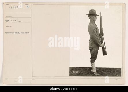 Soldaten stehen vor der Tür und präsentieren die Waffen. Das Foto zeigt eine Seitenansicht der Soldaten, aufgenommen am 12. Dezember 1918. Die Soldaten scheinen sich in einer militärischen Ausbildung oder Zeremonie zu befinden. Das Bild ist Teil der Sammlung von Fotografien, die amerikanische Militäraktivitäten während des Ersten Weltkriegs darstellen. Stockfoto