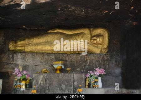 Auf der linken Seite befindet sich kein Ketumala, etwa 2 m lang und 50 cm lang. Breit. Das Hotel befindet sich am Wat Phuttha Nimit oder Wat Phu Khao. Stockfoto