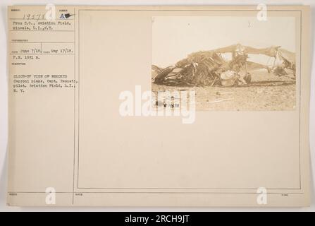 Nahaufnahme eines zerstörten Caproni-Flugzeugs auf dem Flugfeld in Mineola, L.I., N.Y. Das Foto wurde am 17. Mai 1918 aufgenommen und am 7. Juni 1918 ausgestellt. Das Flugzeug wurde von Captain Resnati gesteuert. Dieses Bild ist in der Fotografen-Sammlung mit Nummer 19578 beschriftet. Stockfoto