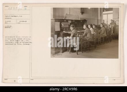 Vermittler, darunter deutsche Mädchen und Männer von Co B, 5. Feldsignal BN., 3. Division, Besatzungsarmee, kann gesehen werden, wie er eine Telefonzentrale in Andernach am Rhein betreibt. Dieses Foto wurde am 1. März 1919 von Sgt. P. Buettner, S.C. aufgenommen Es wurde unter dem Namen ME Surber vom 28. Dezember 1918 ausgestellt, mit der Beschreibung, dass die Telefonzentrale von deutschen Mädchen und Männern betrieben wird. Das Foto ist mit der Identifikationsnummer 48507 gekennzeichnet. Stockfoto