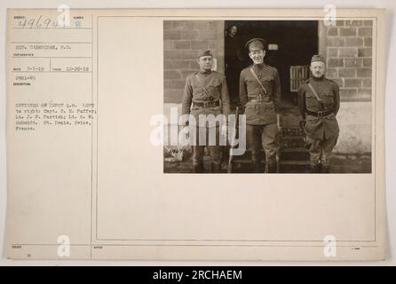 Das Foto zeigt drei Offiziere von Depot Q.M. in St. Denis, seine, Frankreich im Ersten Weltkrieg. Die Offiziere von links nach rechts sind Captain C.E. Puffer, Leutnant J.F. Parrish und LT. O.W. Schmidt. Das Foto wurde am 26. Dezember 1918 von Sergeant Carno Chan gemacht. Stockfoto